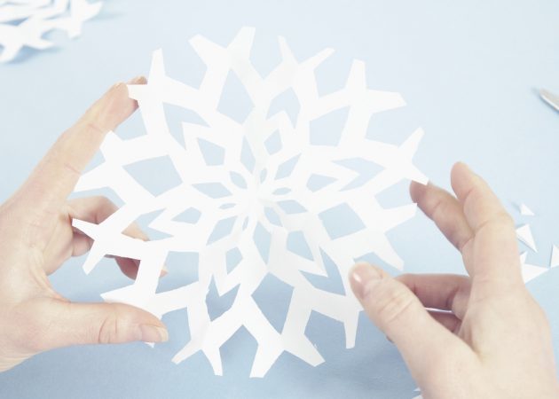 Διακοσμήστε ένα χριστουγεννιάτικο δέντρο: Snowflake από χαρτί