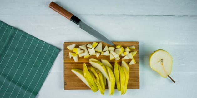 Πίτα αχλαδιού και καρυδιάς: Κόψτε τα αχλάδια
