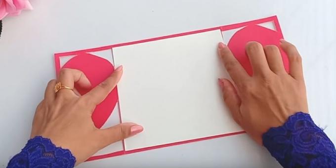 Κόψτε ένα κομμάτι λευκό χαρτί το μέγεθος της πίσω από τις κάρτες