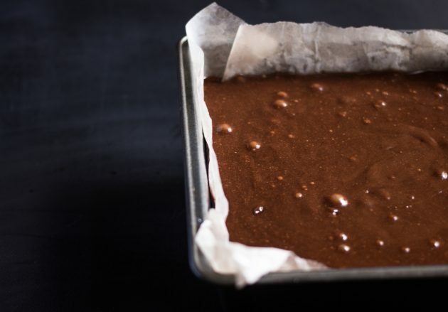 συνταγή brownie σοκολάτας: ρίξτε τη ζύμη στο καλούπι