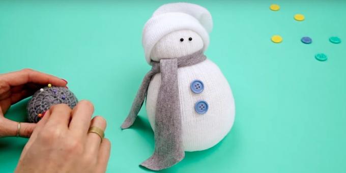Χιονάνθρωπος με τα χέρια του: τα κουμπιά προσθήκης και τα μάτια