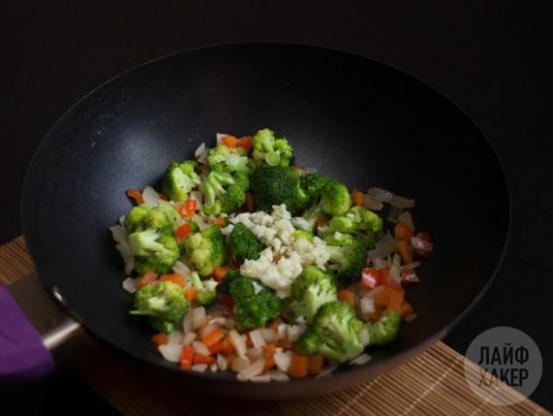 Πώς να φτιάξετε τηγανητό ρύζι: ψιλοκόψτε τα λαχανικά