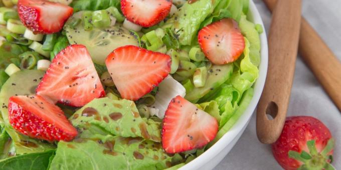 Συνταγές με φράουλες: Πράσινη σαλάτα με φράουλες
