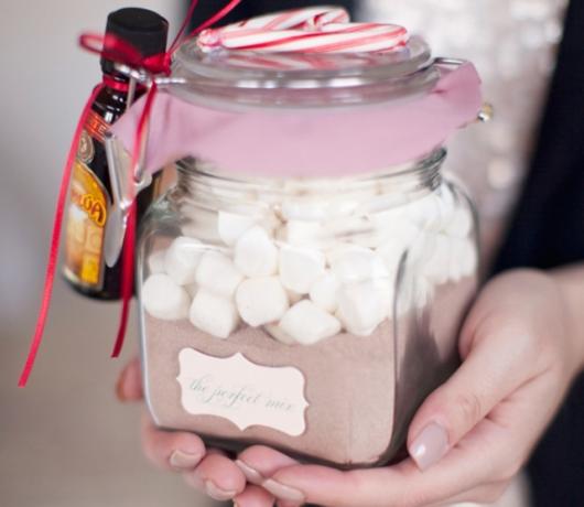 Πώς να κάνετε τα δώρα την παραμονή της Πρωτοχρονιάς με τα χέρια του: Ρύθμιση για ζεστή σοκολάτα
