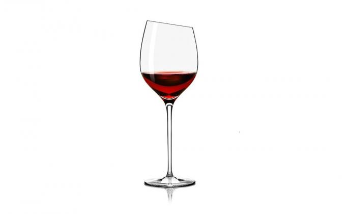 Ένα ποτήρι κόκκινο κρασί Μπορντό