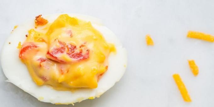 Γεμιστά αυγά με τυρί και πιπεριά