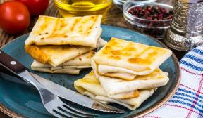 Φάκελοι Lavash με λουκάνικο και τυρί