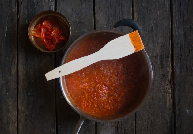 Πώς να φτιάξετε μια ιταλική κατσαρόλα ζυμαρικών: προσθέστε ντομάτες στο ψητό σας