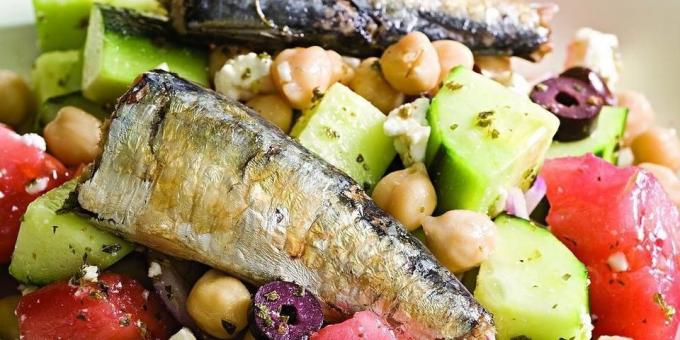 Σαλάτες με τα ψάρια: Ελληνική σαλάτα με σαρδέλες