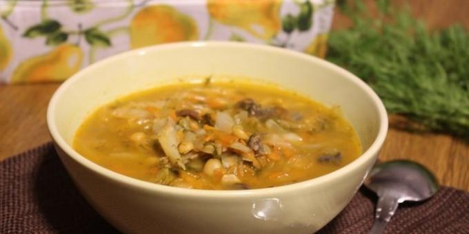 Άπαχο σούπα μπιζελιού με λάχανο και αποξηραμένα μανιτάρια