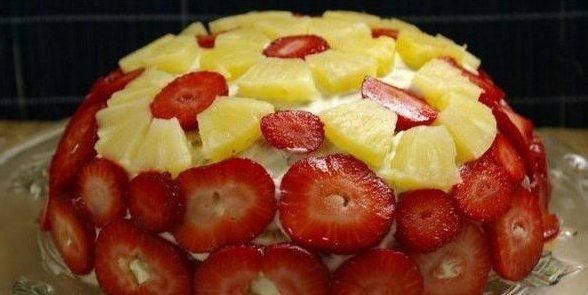 Κέικ μπισκότο με ανανά και φράουλα