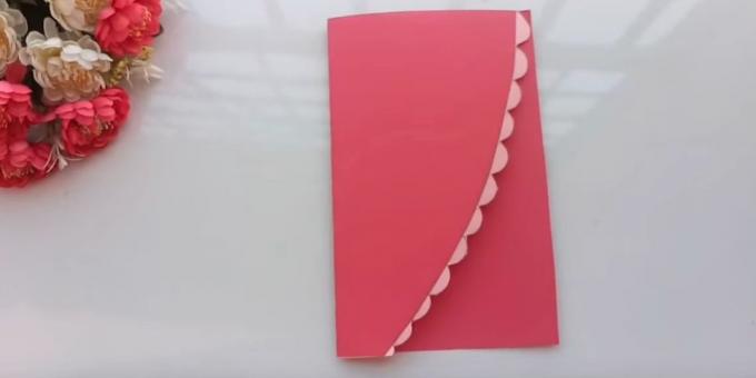 κάρτα γενεθλίων με τα χέρια σας: Κόψτε το φύλλο ροζ χαρτί στο μισό σταυρωτά