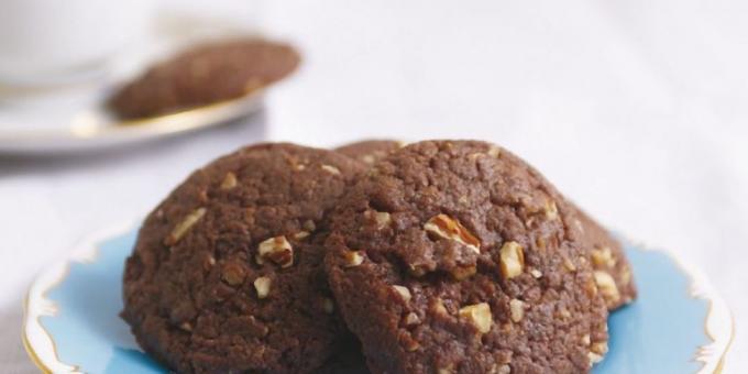 Σοκολάτα και καφέ μπισκότα με ξηρούς καρπούς