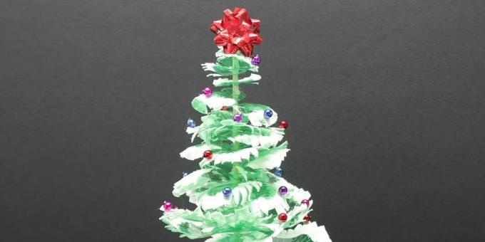 Πώς να φτιάξετε ένα χριστουγεννιάτικο δέντρο από πλαστικά μπουκάλια με τα χέρια σας