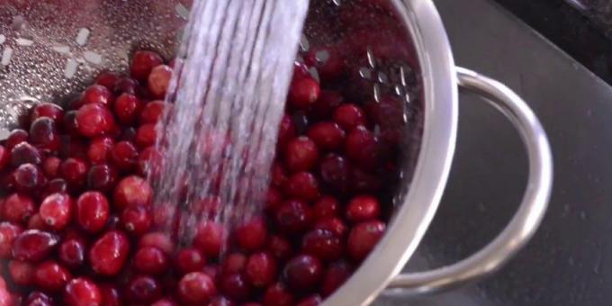 Ξεπλύνετε τα μούρα του cranberry Χυμός