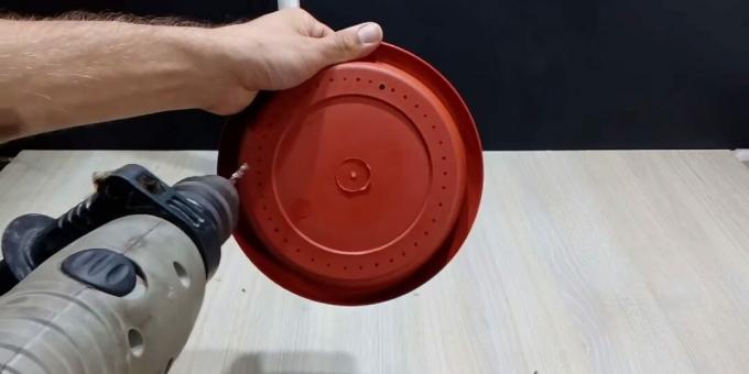 Πώς να φτιάξετε ένα σιντριβάνι DIY: ανοίξτε τρύπες σε ένα πιάτο