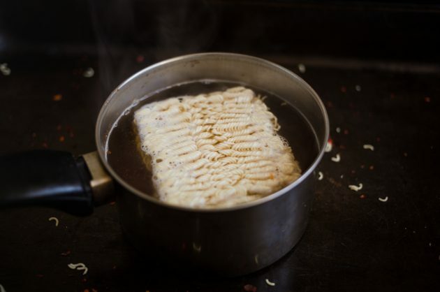 Πώς να φτιάξετε ramen: χαμηλώστε τη φωτιά και τοποθετήστε ένα μπλοκ ζυμαρικών στο ζωμό