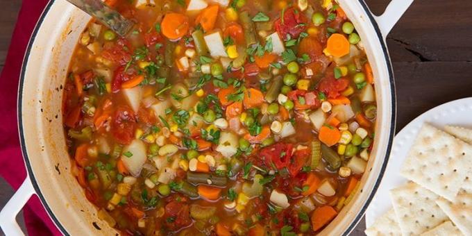 σούπες λαχανικών: σούπα με καρότα, το καλαμπόκι, τα μπιζέλια και τα πράσινα φασόλια