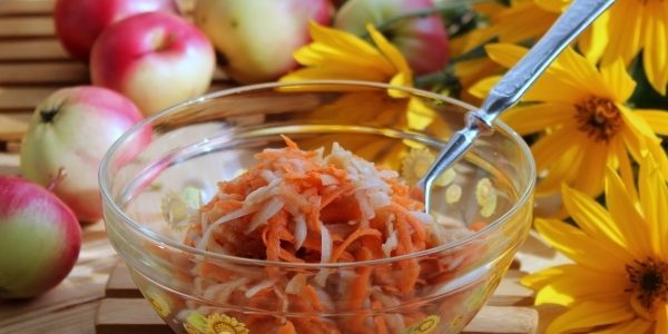 συνταγές Αγκινάρα: Γλυκιά σαλάτα με ηλιάνθου, μήλο και καρότο