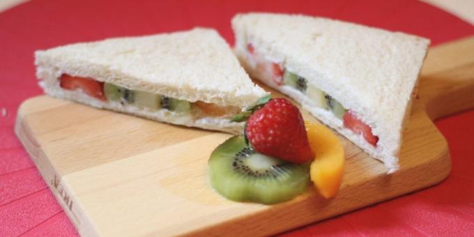Συνταγές: Σάντουιτς με κρέμα σαντιγί, φρούτα και μούρα
