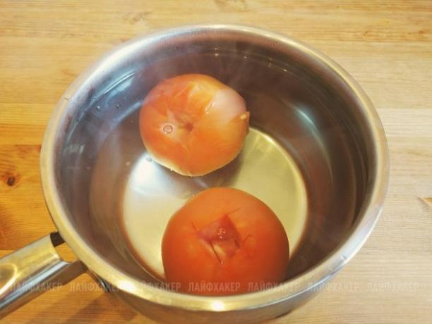 Sloppy Joe Burger Συνταγή: Βάλτε τις ντομάτες σε ζεστό νερό για μερικά λεπτά