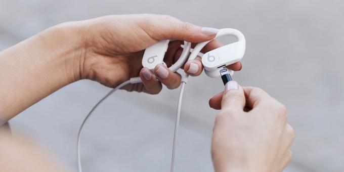 Η Apple παρουσίασε ενημερωμένα ακουστικά Powerbeats. Λειτουργούν 15 ώρες με μία μόνο χρέωση