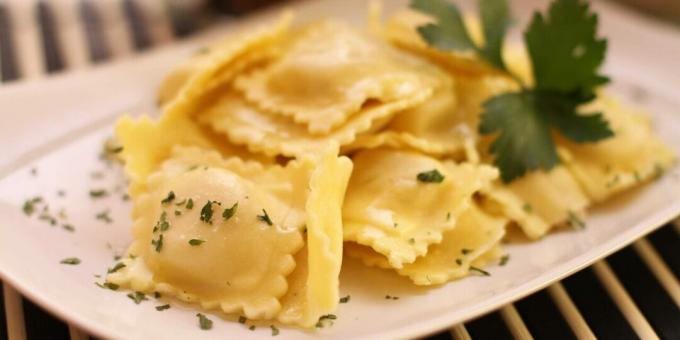 Ραβιόλια με σολομό και τυρί