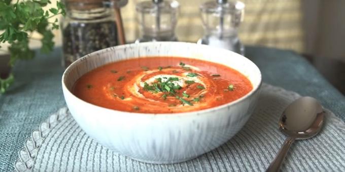 Ντομάτα σούπα με κουνουπίδι, πιπεριά, το κρεμμύδι και το σκόρδο: εύκολη συνταγή