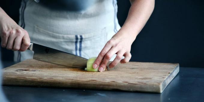 Εφαρμογή αλατιού: αφαιρέστε τη μυρωδιά του σκόρδου και του κρεμμυδιού από τα χέρια σας