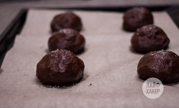 Ιδέες για πρωινό: μπισκότο με πάστα σοκολάτας - Βάλτε τις μπάλες σε ένα κείμενο ταψί