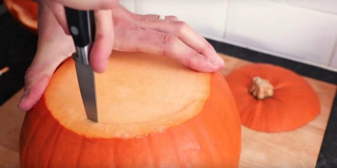Πώς να κόψει μια κολοκύθα για το Halloween με τα χέρια του: Κόψτε το κρέας