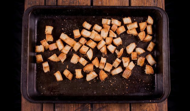 Πώς να φτιάξετε τυρί fondue: στεγνώστε το ψωμί σας στο φούρνο