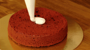 Πώς να ψήνουν ένα κέικ «Κόκκινο Βελούδο» στις 8 Μαρτίου
