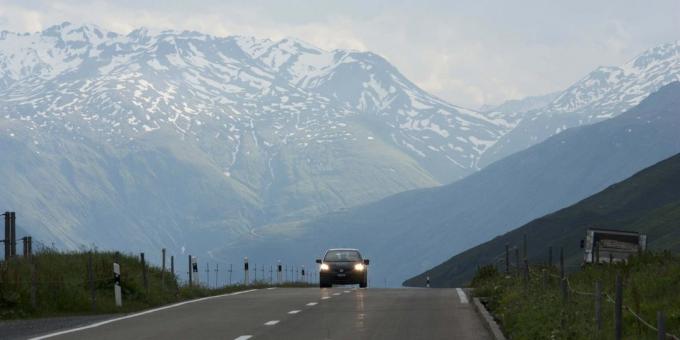 Ο δρόμος μέσα από το πέρασμα Oberalp στην Ελβετία
