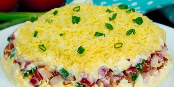 Σαλάτα με καπνιστό κοτόπουλο, ντομάτα και τυρί: εύκολη συνταγή