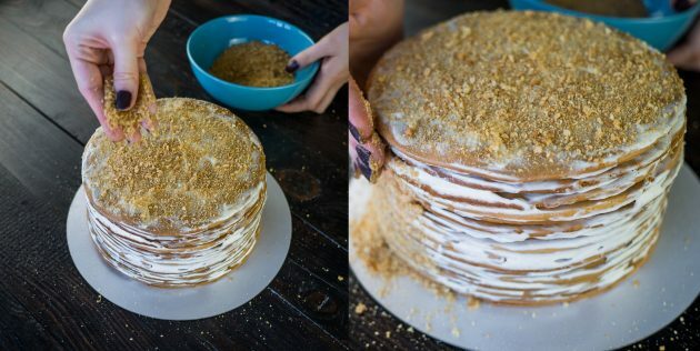 Συνταγή Mead Cake: αλέστε το υπόλοιπο κέικ σε ψίχουλα και πασπαλίζετε το κέικ πάνω του.
