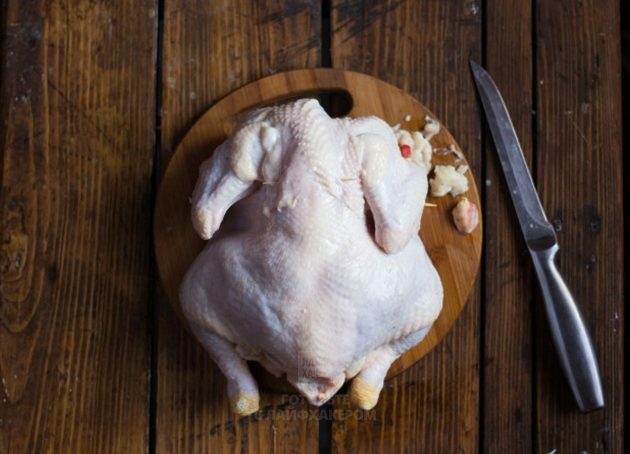 Κοτόπουλο φούρνου με λεμόνι: Κόψτε το υπερβολικό δέρμα του λαιμού