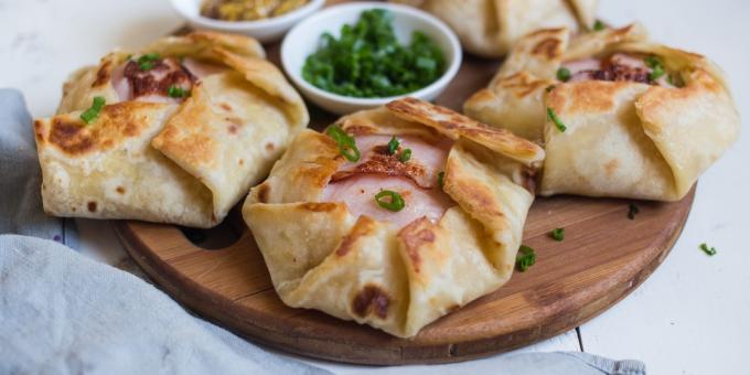 Quesadilla με τυρί, ζαμπόν και ομελέτα