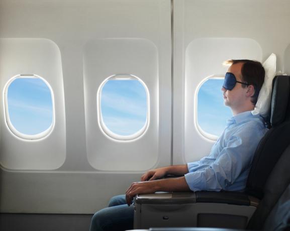 Πορτρέτο του ανθρώπου χαλάρωσης στο αεροπλάνο