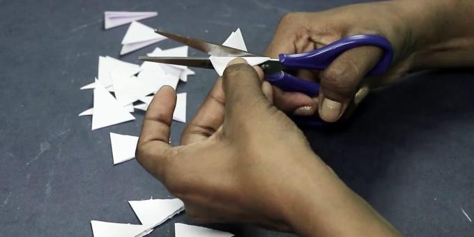 κάρτα γενεθλίων με τα χέρια σας: Κόψτε τρίγωνα από το λευκό χαρτί