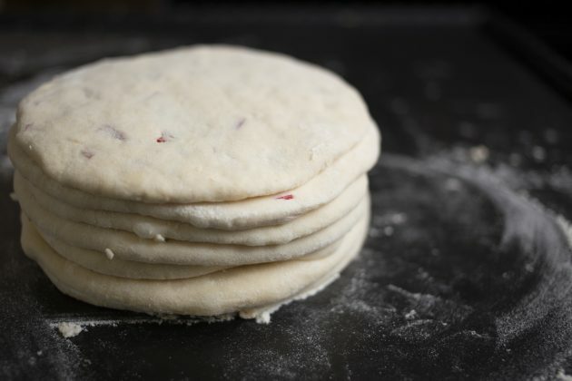 Ισιώστε τα Ινδικά κέικ Naan με γέμιση για στάρπη