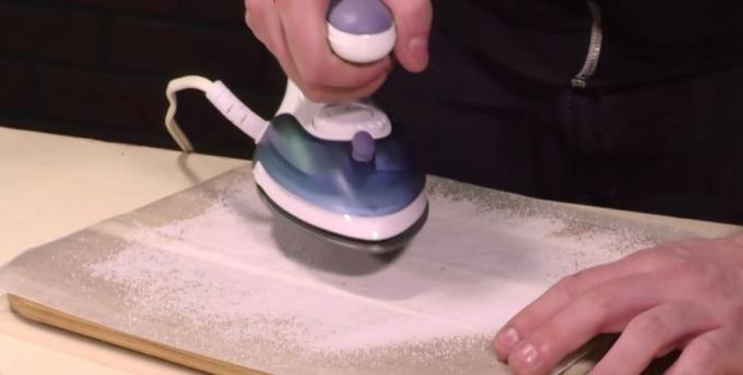 Πώς να καθαρίσετε το κωκ σιδήρου με αλάτι