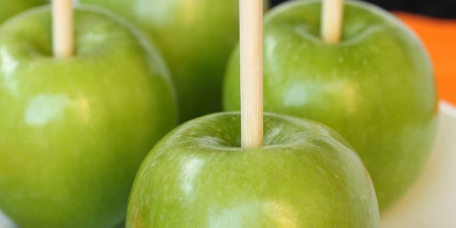 Χρησιμοποιήστε ένα μυτερό μπαστούνια καραμέλα μήλο