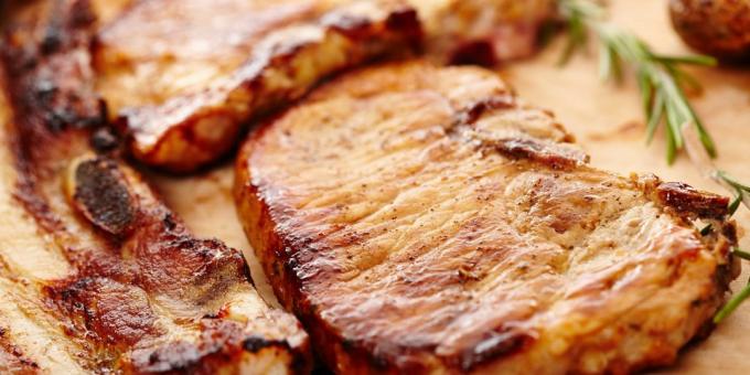 Πώς να τηγανίσετε το κρέας με οστά με αλάτι και πιπέρι