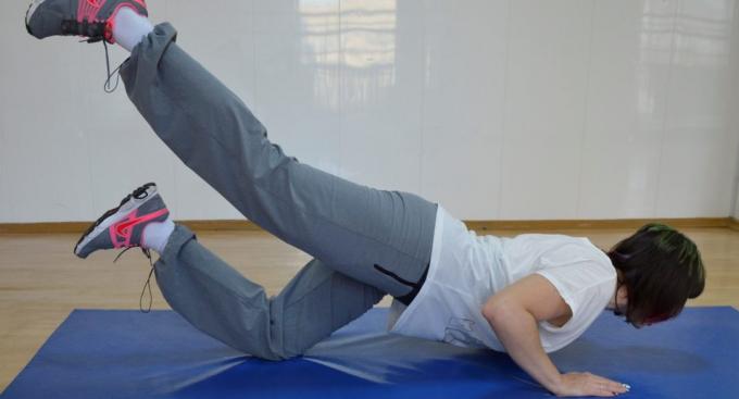 Πώς να χάσετε βάρος τον τελευταίο μήνα: push-ups στο ένα πόδι