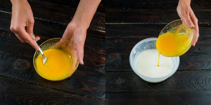Μια απλή συνταγή Charlotte: Χτυπάμε τους κρόκους των αυγών και ανακατεύουμε με πρωτεΐνες