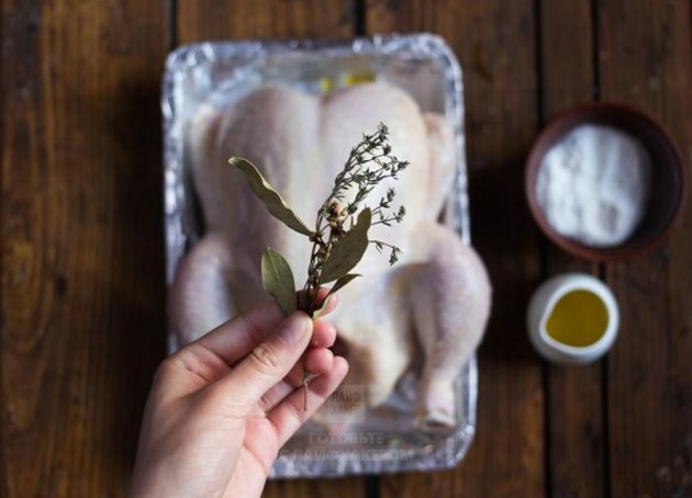 Κοτόπουλο φούρνου λεμονιού: Βάλτε το θυμάρι και τη λαβρούσκα στο κοτόπουλο