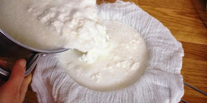 Πώς να μαγειρέψουν το τυρί: μεγάλη πίεση μέσα από μια καθαρή γάζα και των ματιών