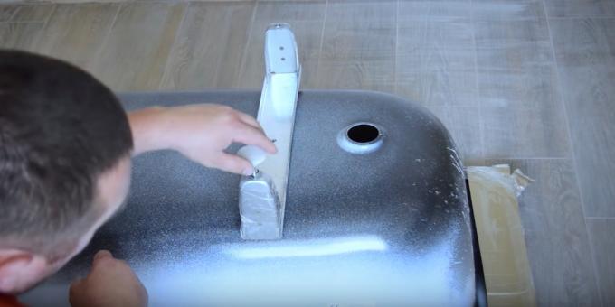 Εγκατάσταση του μπάνιου: πώς να τοποθετήσετε τα πόδια λουτρό χάλυβα