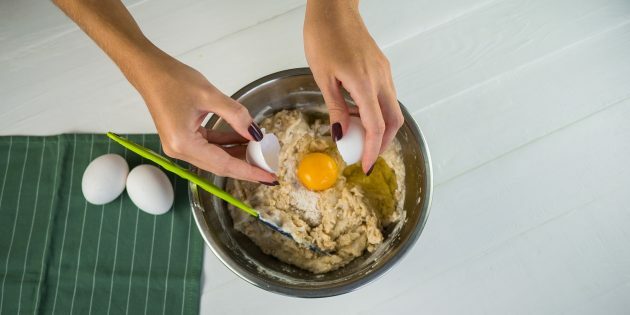 Πίτα αχλαδιού και καρυδιάς: Προσθέστε γιαούρτι, βούτυρο και αυγά